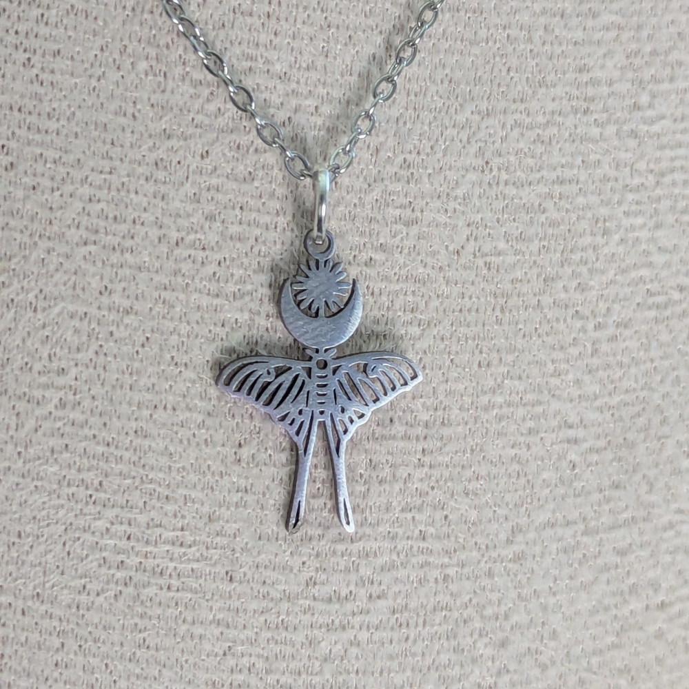 Elegant Silver Pendant Necklace